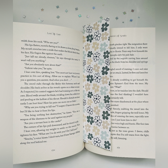 Hardcover book and bookmark - Picture 4 of 4